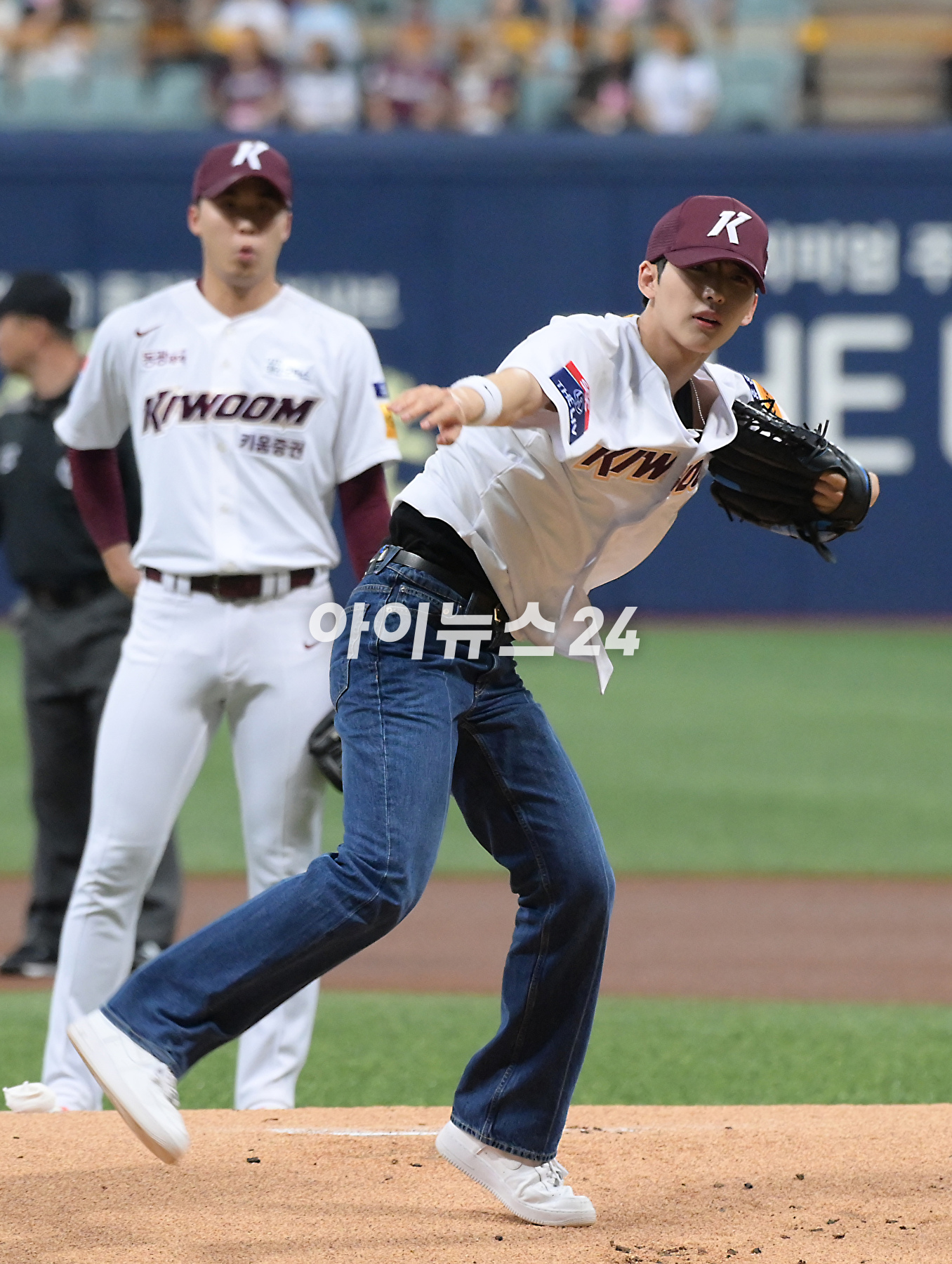 5일 오후 서울 고척스카이돔에서 열린 2023 KBO리그 NC 대 키움 경기에서 그룹 TNX(더뉴식스) 은휘가 시구를 선보이고 있다. [사진=정소희 기자]