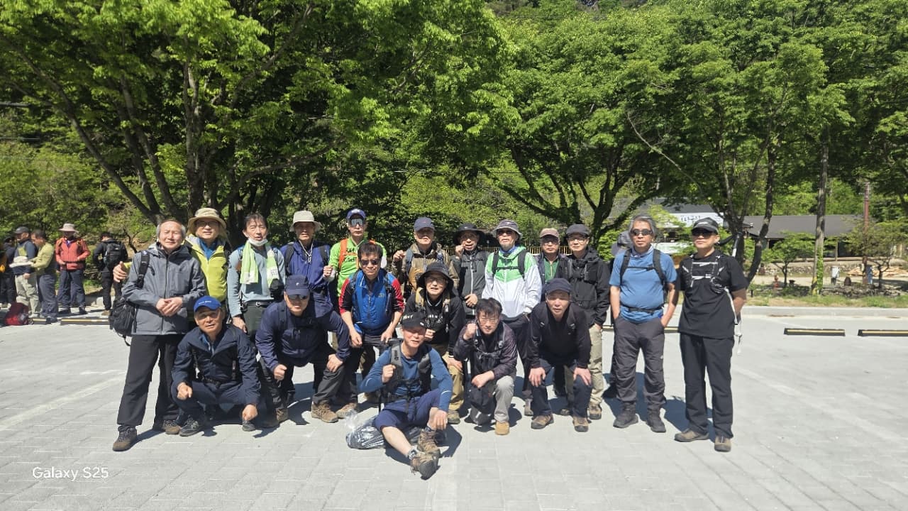 겨울산행이든 여름산행이든 출발 전에 산악대장의 안내부터 잘 듣습니다.