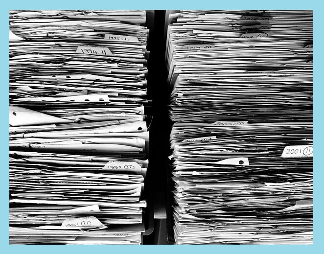 쌓여있는-신문-묶음