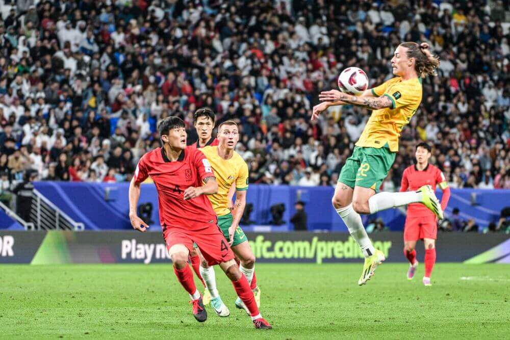 호주를 수비하는 김민재 선수