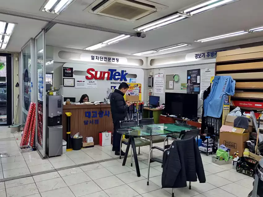 틴팅 전문점 안쪽 모습은 이랬습니다.