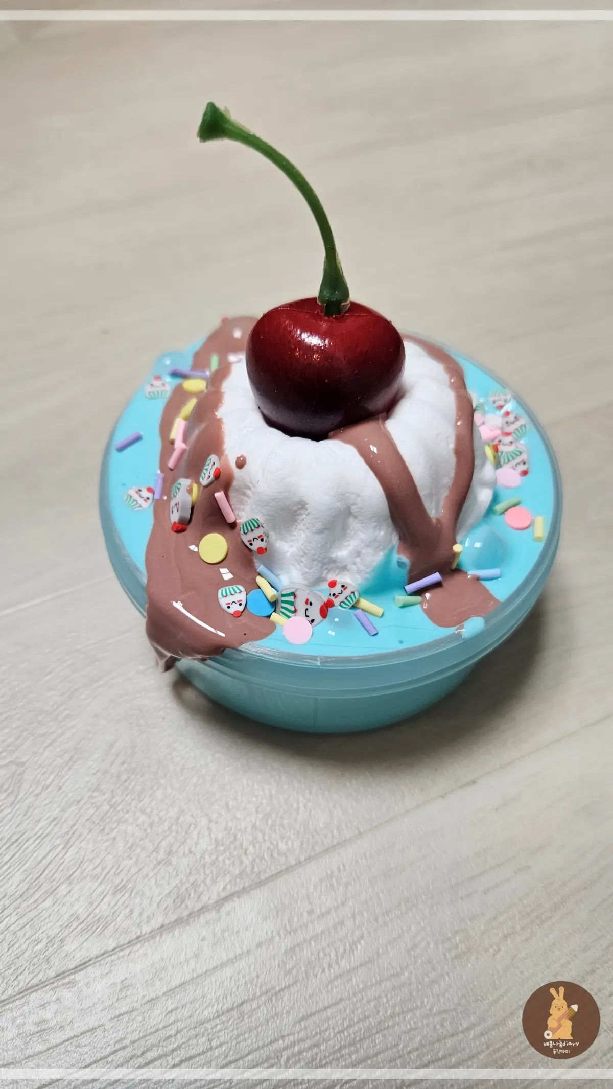 딸이-만든-슬라임-작품-생크림에-체리가-올라간-슬라임