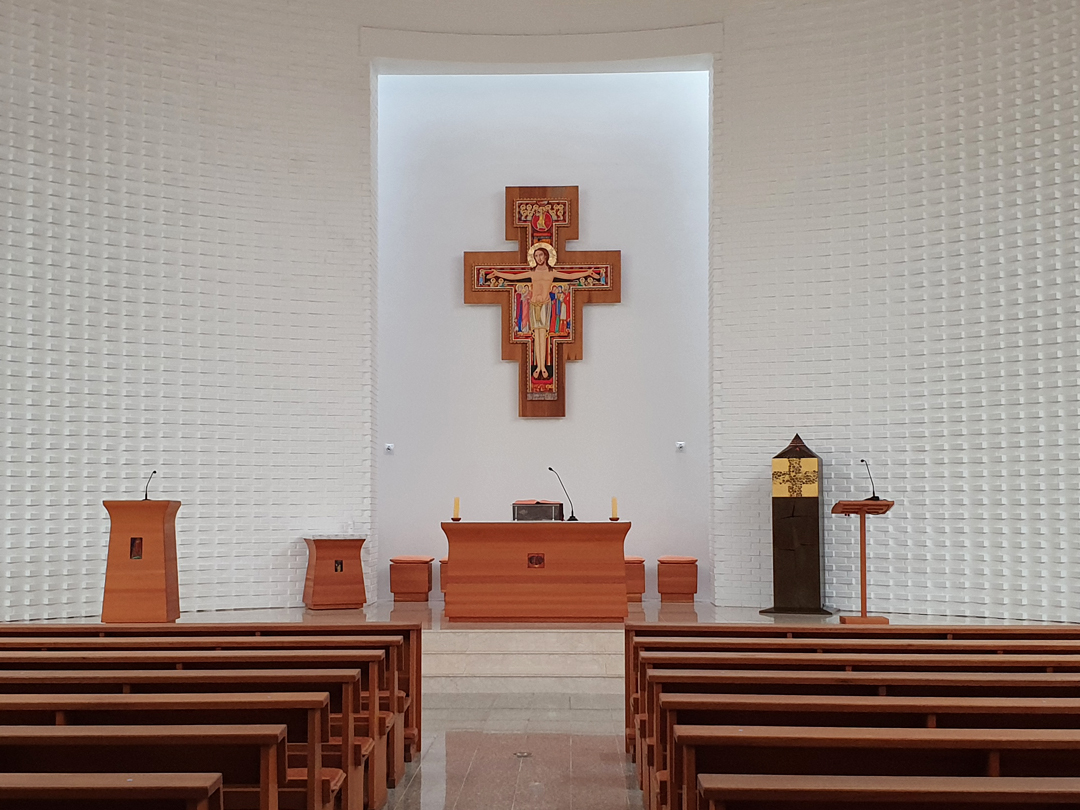 제주 금악성당 성전 제대와 성 다미아노 십자가