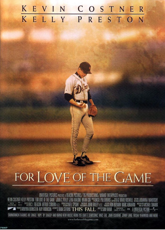 마운드 위에 서서 야구 공을 내려다 보는 케빈 코스트너