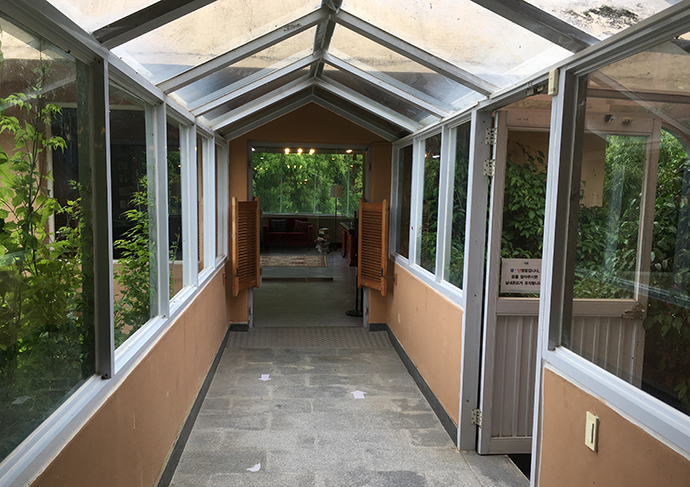 기념관-건물-중앙-연결-다리