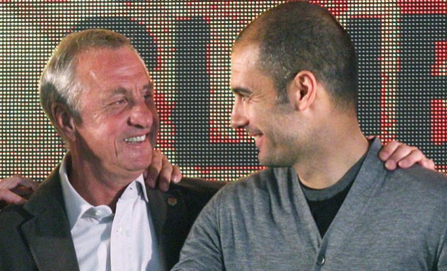 서로를 바로보며 웃고 있는 크루이프와 펩 감독