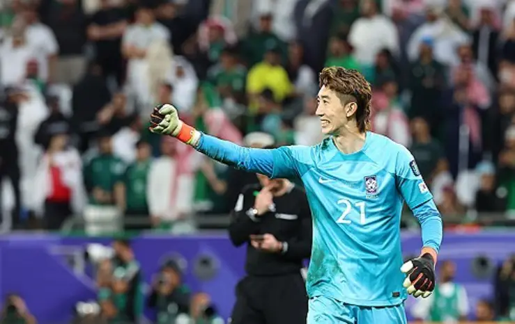 사우디전-
관중이 꽉찬 축구장 파란색 긴판 유니폼 두꺼운 검으장갑을끼고 갈색짧은 머리를 한 조현우가 오른손으로 주먹을 불끈 쥐며 기뻐하는 모습