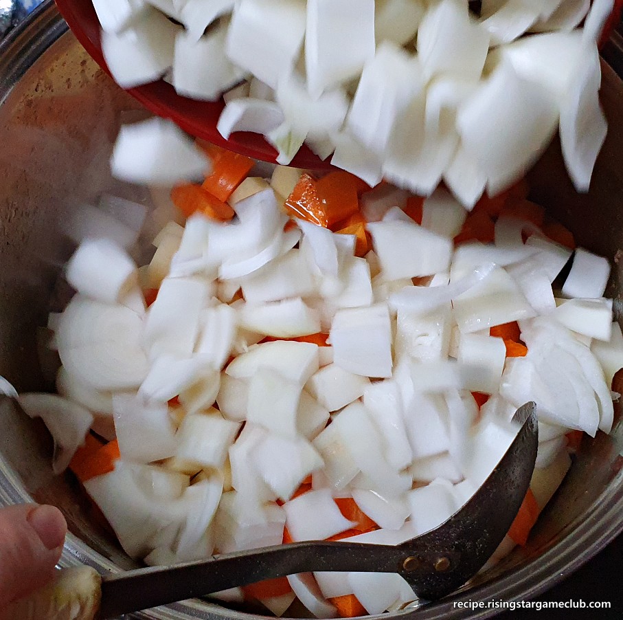 돼지고기 카레라이스에 들어갈 볶은 돼지고기에 양파를 넣는 사진