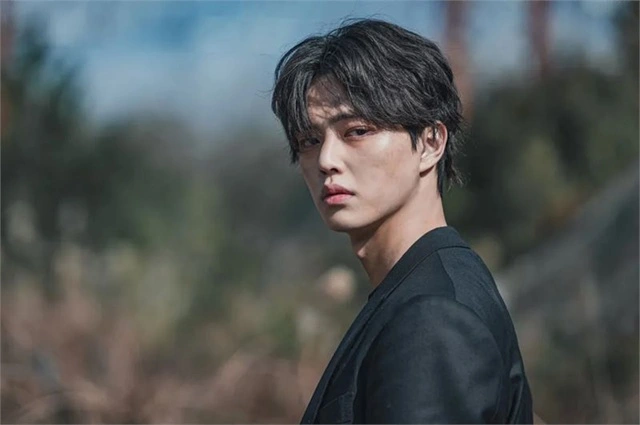 스위트홈 시즌2 주인공 남자가 무표정하게 뒤를 돌아보고 있는 장면