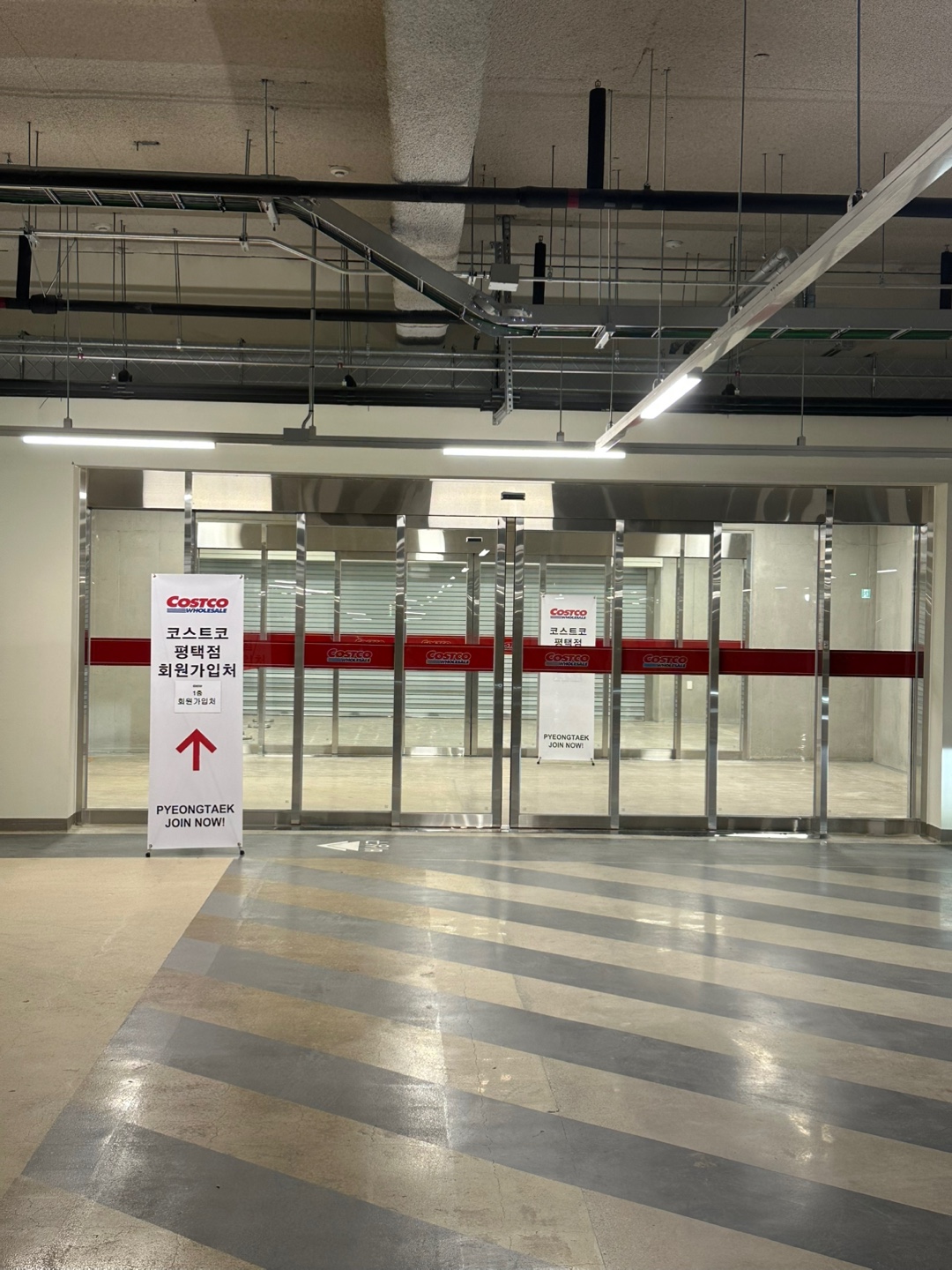 코스트코 평택점 실내로 통하는 입구
