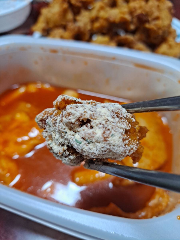 깐풍똥집 콩가루 묻히다