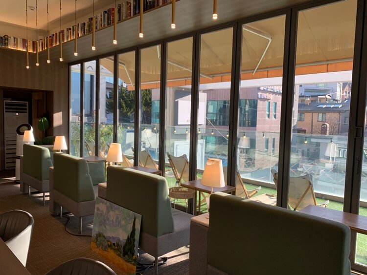 욕방의 북카페 2층 창가쪽