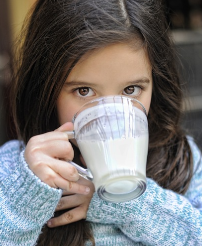 우유를 마시고 있는 아이