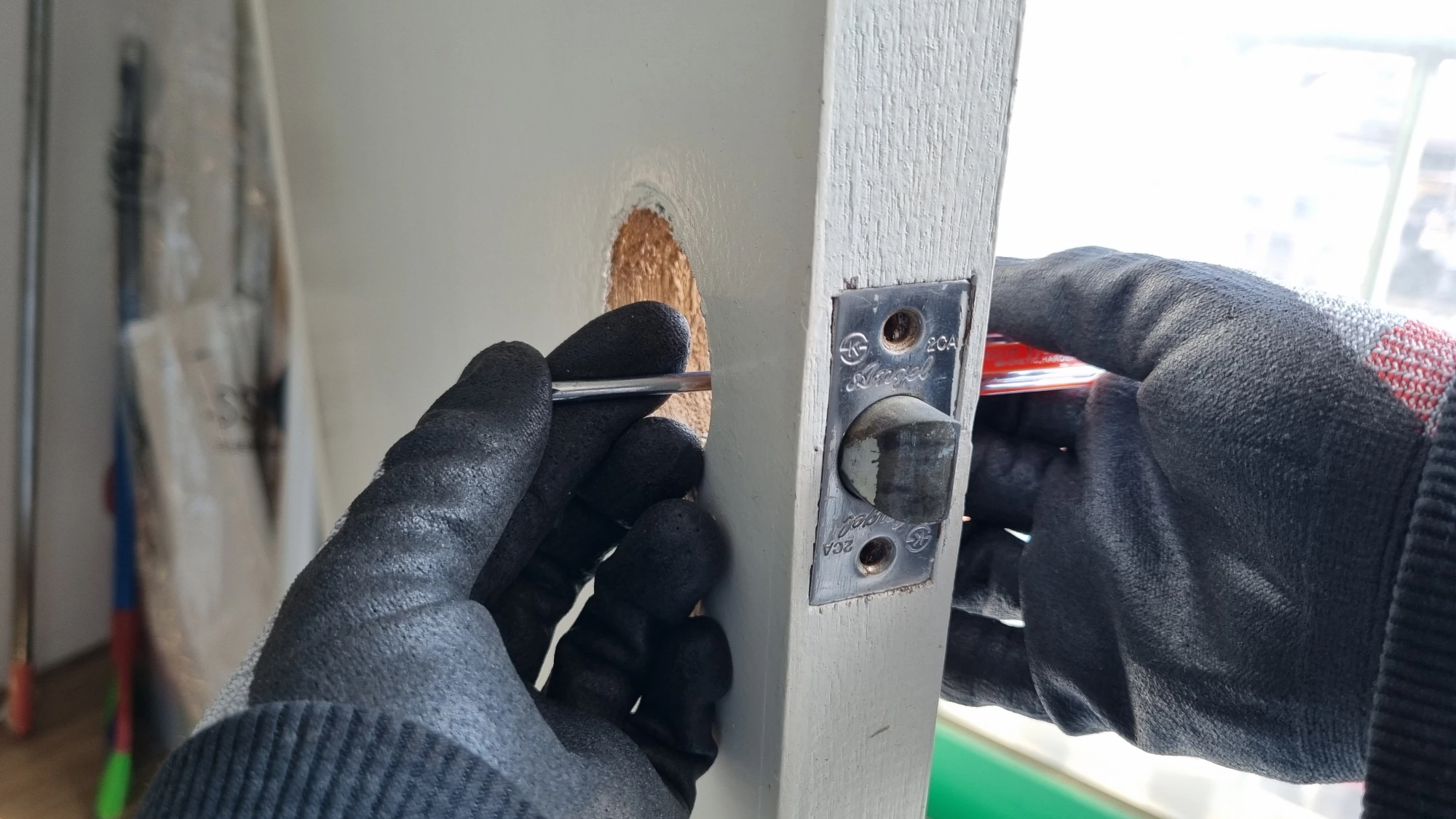 손잡이 걸쇠 부품 빼는 방법