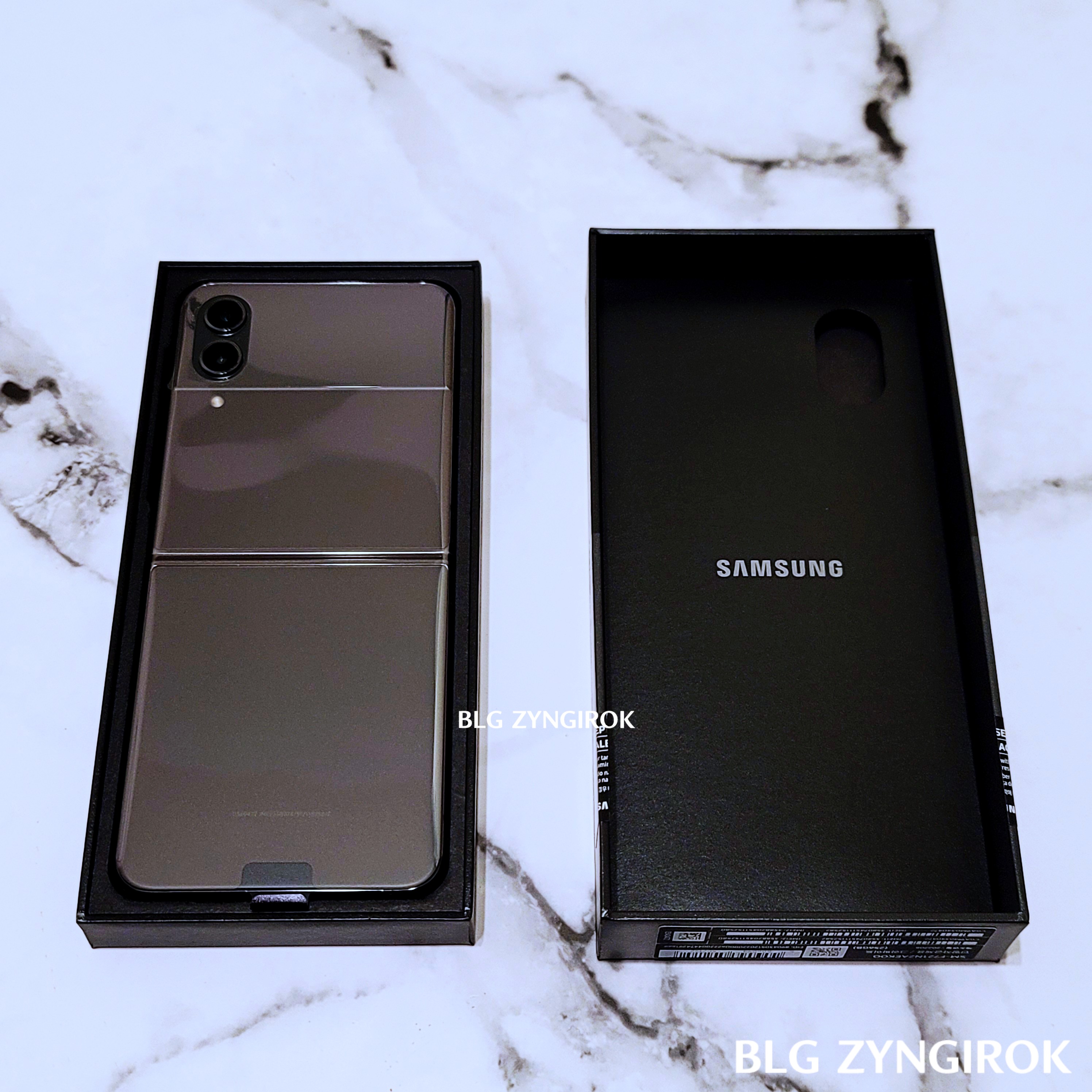 갤럭시-상자를-열어-뚜껑을-상자-옆에놓은-모습이다.