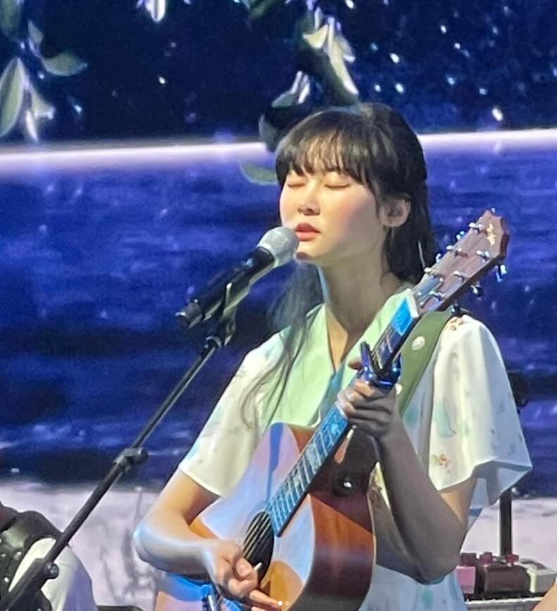 가수-신지훈이-기타를-치며-노래하는-사진