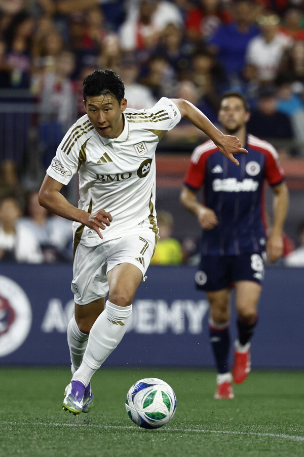 손흥민 선발 데뷔전 어시스트