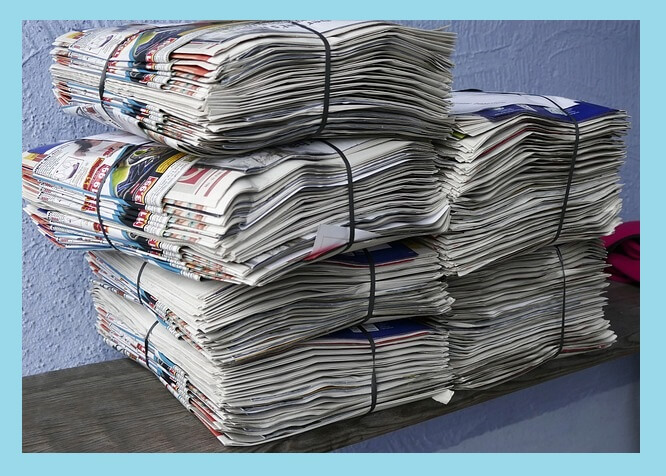 쌓여서-묶여있는-신문
