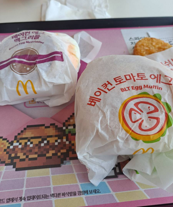 트레이에 담겨진 아침메뉴