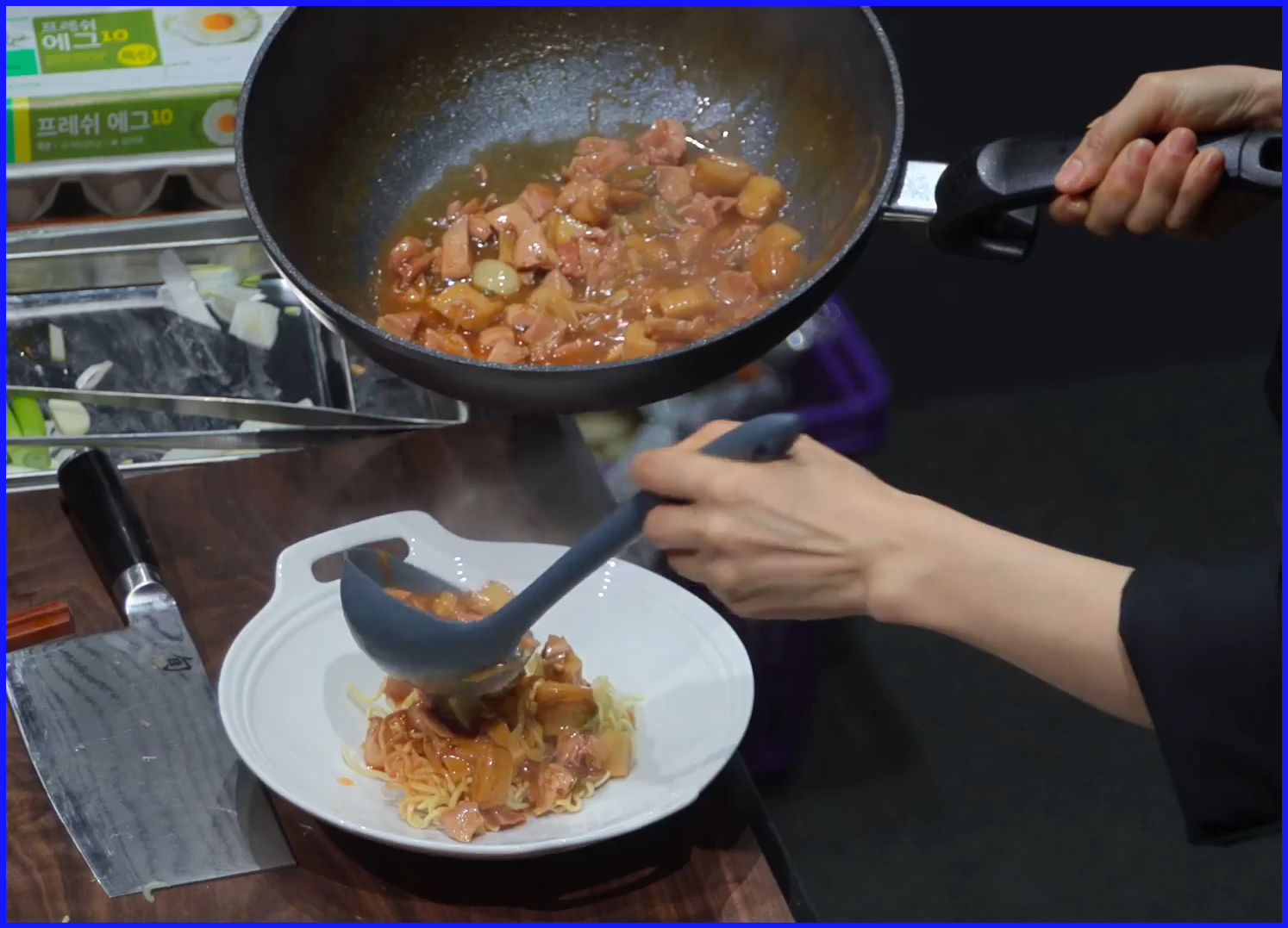 잘-삶고-튀겨진-면-위에-궁보소스를-올려준다