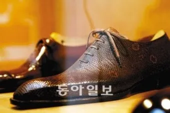 가죽구두 광택 복원 크림과 발수 처리 스크래치 관리_24