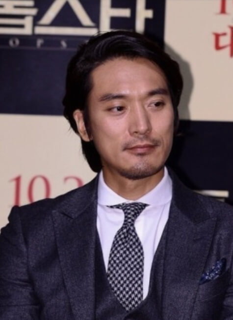정장을입은남성의모습