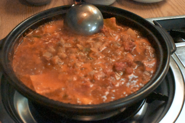 가운데 바지락이 한 움쿰 보이는 찌개