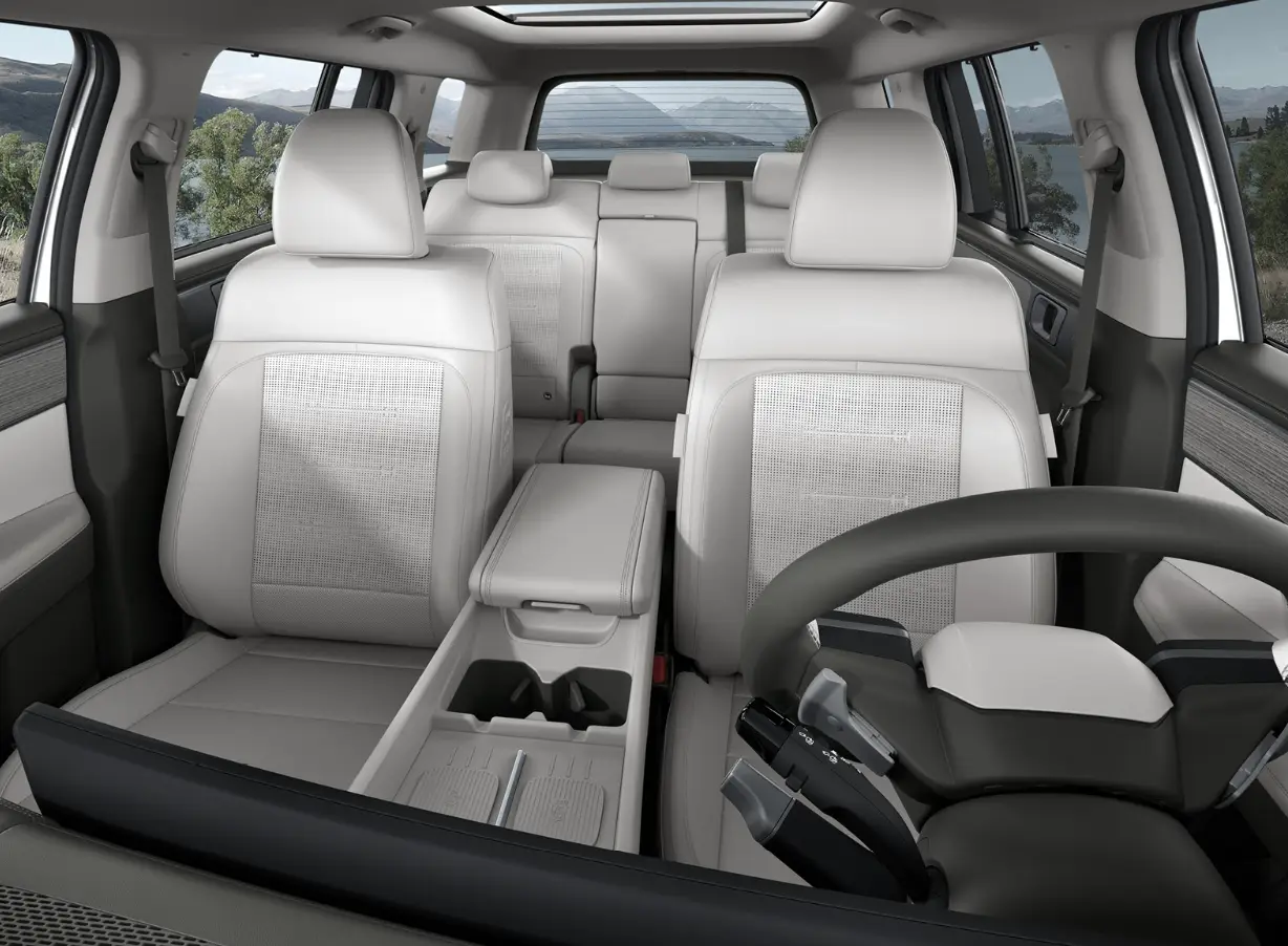 전체적인 흰색 차체 안 흰색시트 의자와 검은색 핸들