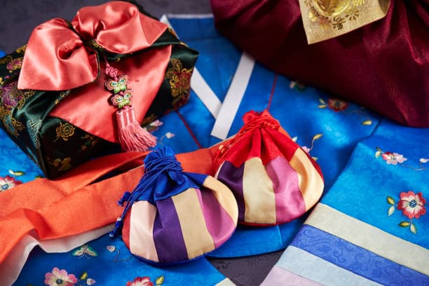 한복의 역사와 설날에 입는 한복의 상징성