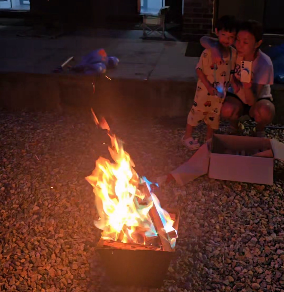 장작불을 태우고 있는 사진