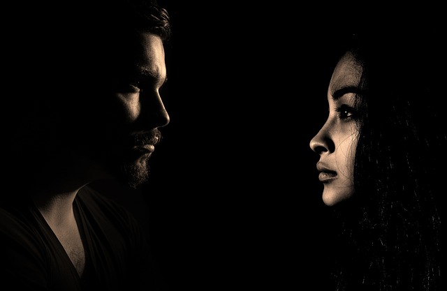 갈등을 갖고있는만녀 모습