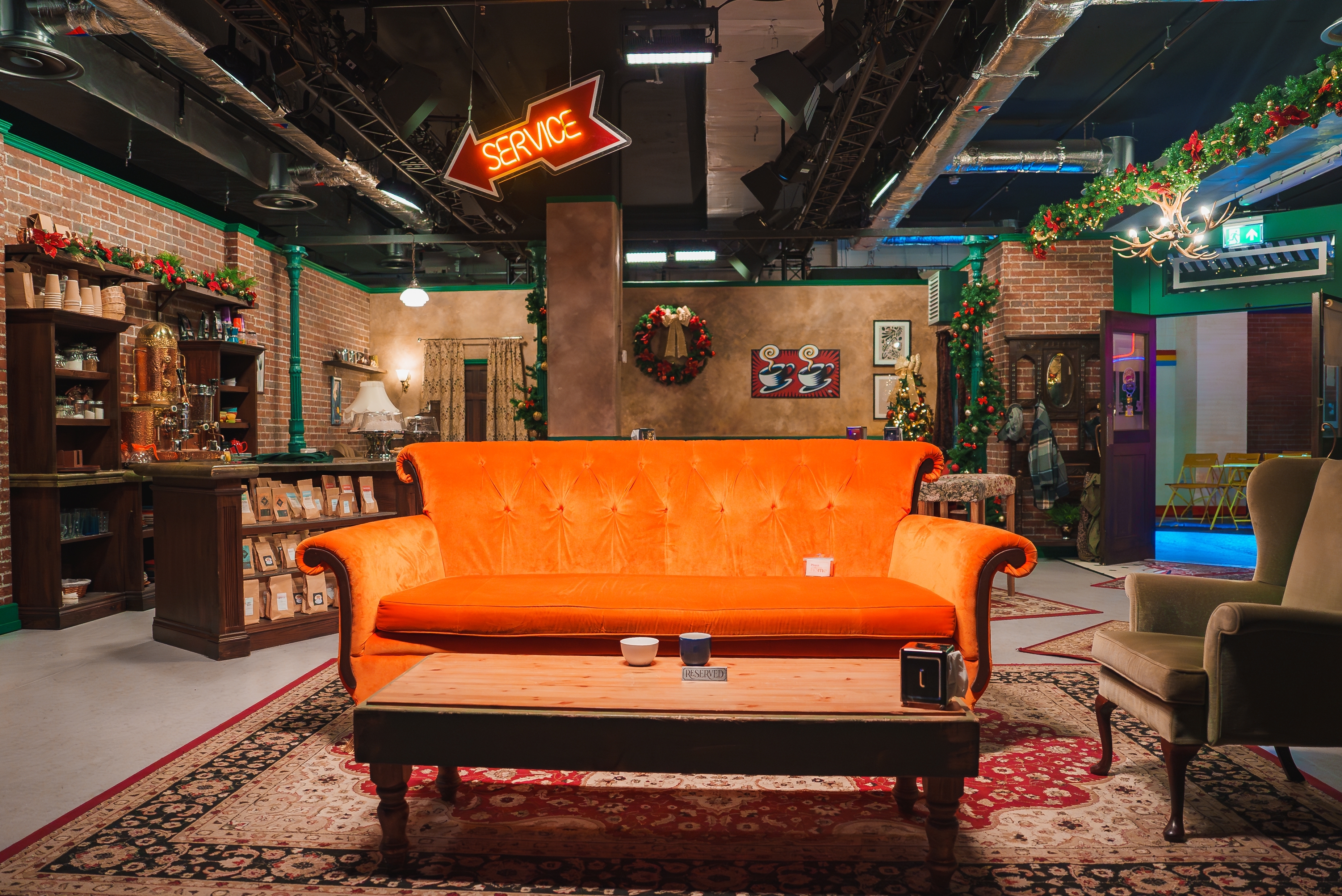 시트콤 프렌즈의 센트럴 파크 커피숍의 주황색 소파와 커피테이블 및 주위에 세트장을 그대로 옮겨 놓은 듯한 선반과 벽돌 벽의 디테일을 잘 살려놓은 런던의 프렌즈 체험장