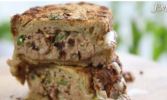 대파와 매콤함으로 완성하는 참치 샌드위치