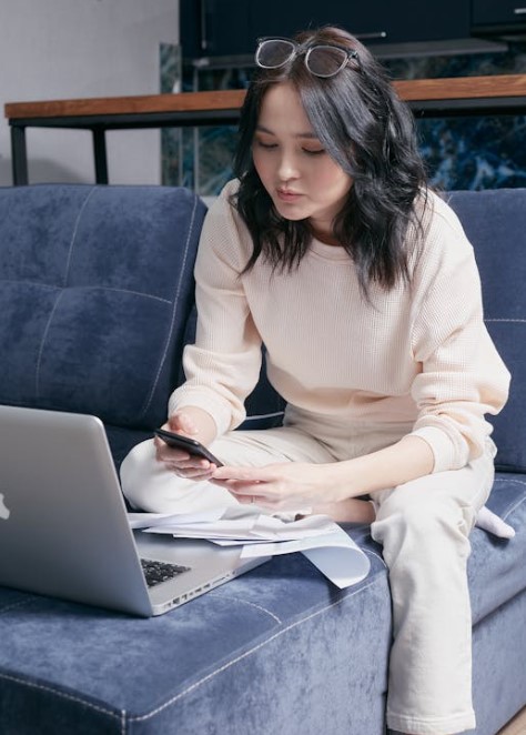 정부 지원금을 온라인으로 확인 중인 청년 모습