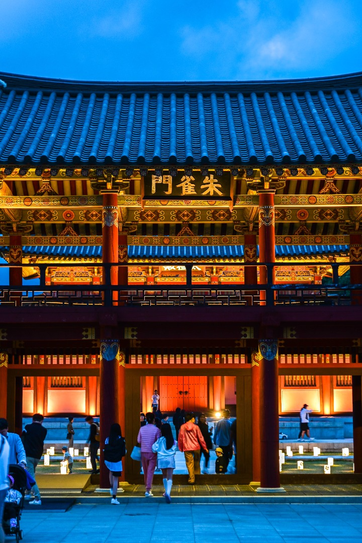 빛 축제 영원 본관 사람들이 들어가는 모습