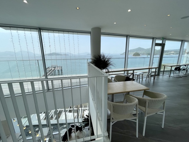 공간구조를-잘-활용해서-손님들에게-불편함없이-이용할수-있도록-합니다.