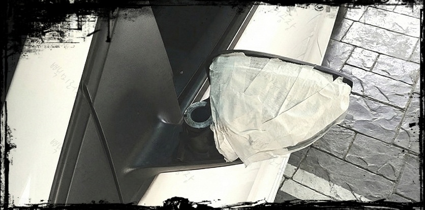 폭스바겐 폴로 사이드미러 수리 전(상단커버, 하단커버, 깜박이, 거울모터, 거울 파손)