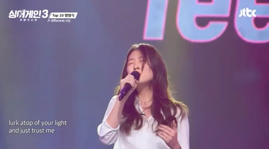 싱어게인3-
보라색 무대배경 흰셔츠 검은마이크를 잡고 눈감고 노래하는 68호