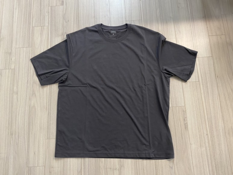 무신사 무신사스탠다드 [쿨탠다드] 릴렉스 핏 크루 넥 반팔 티셔츠 [다크 그레이]COOLTANDARD RELAX FIT CREW NECK T-SHIRT [DARK GREY]