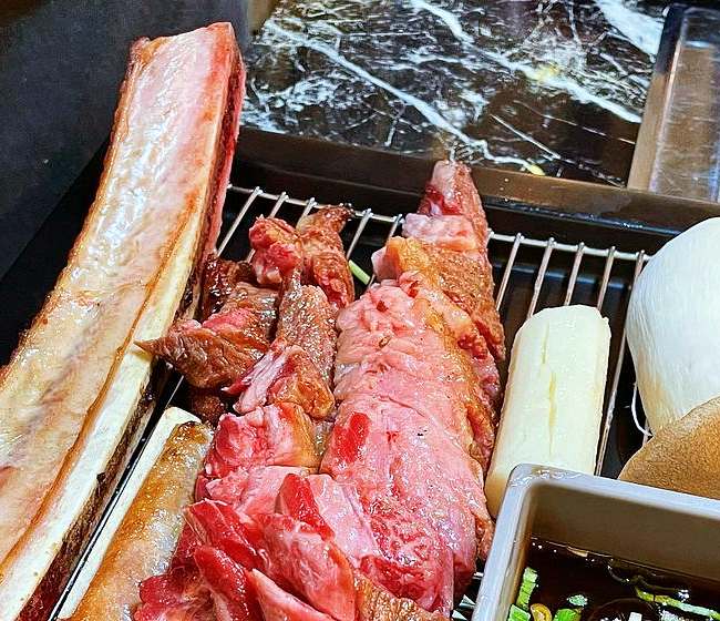 볏짚 훈연 흑소 통뼈 소갈비 숯불구이 이유있는 맛쓰리 우대갈비 안양 범계 맛집 추천