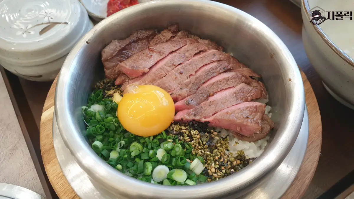 솥뜨락-수비드-스테이크-덮밥-계란노른자