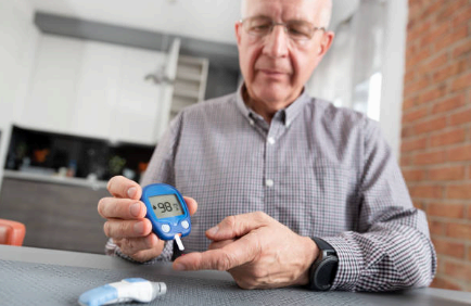 노인 당뇨병 체크 이미지사진