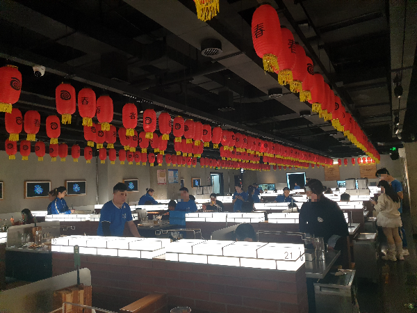 붉은등으로 꾸며진 헌지우이치엔 내부