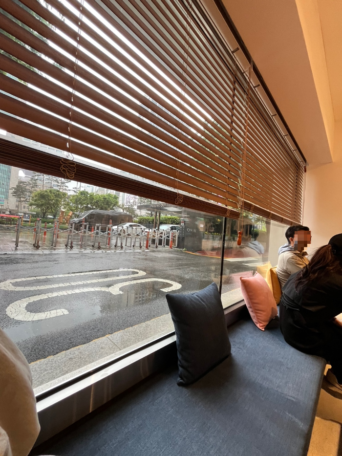 1층 창문 모습 및 내부