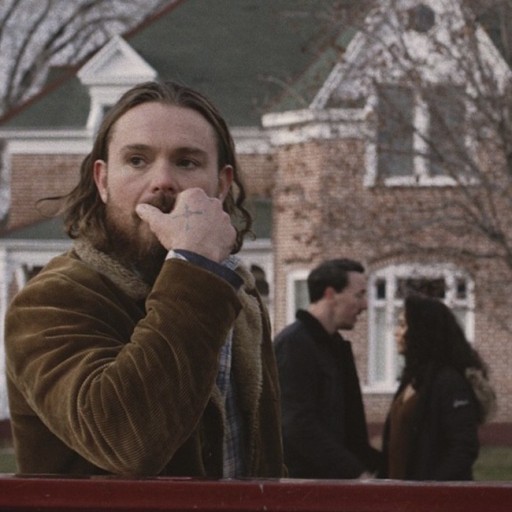 먼 곳을 바라보는 남자의 모습