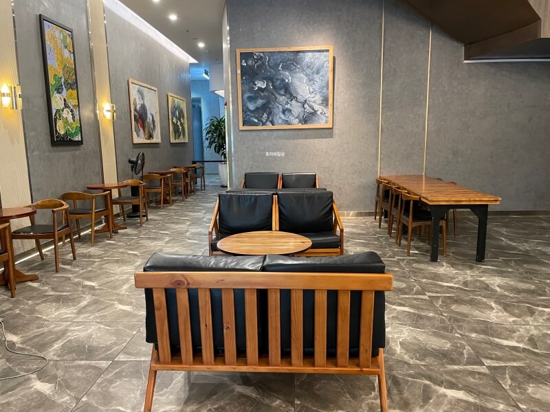 베트남 나트랑 카페 맛집 아이스드 커피 - 매장 쇼파 좌석