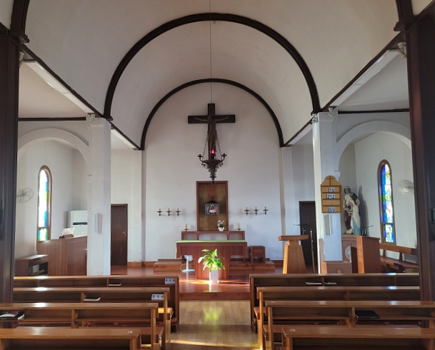 가실성당 성전 안 십자고상, 제대, 제단, 감실 사진