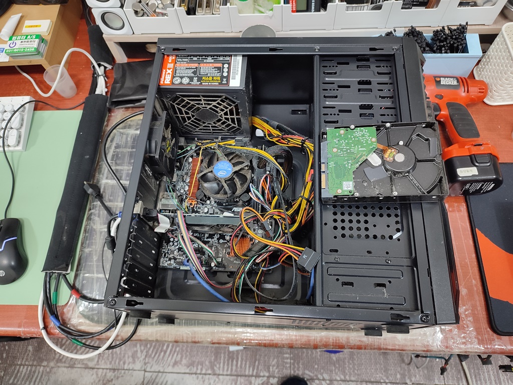 입고 당시의 사진입니다. 하드디스크는 케이스에서 굴러다니고 선들이 복잡합니다.