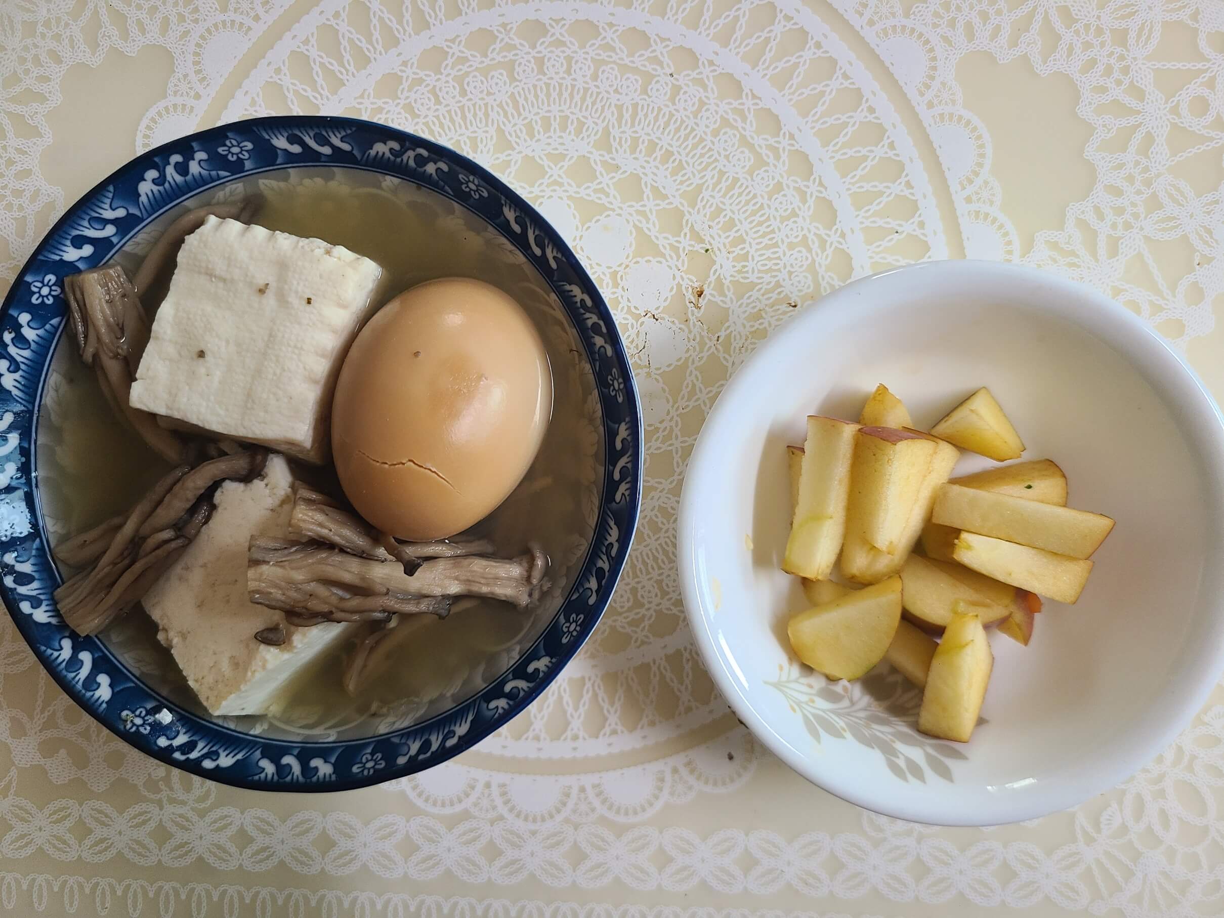 좌: 버섯탕, 우: 사과