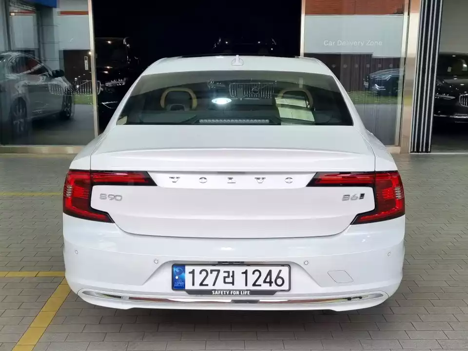 볼보 S90 B6는 2열 거주성에 강점을 띤 모델이었습니다.